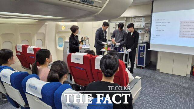'고교-대학 연계 원클래스(One-Class)' 강좌에 참여한 학생들이 배재대학교에서 항공서비스 체험을 하고 있다. /대전교육청
