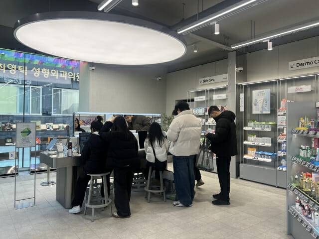 올리브영 스킨스캔을 체험해보는 외국인들 (사진=지디넷코리아)