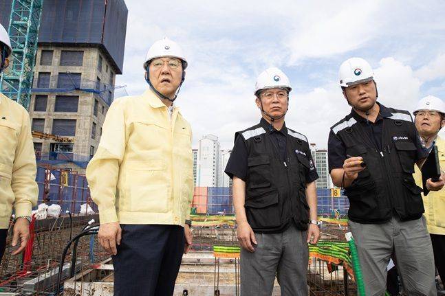 지난해 9월 김윤덕 국토교통부 장관(왼쪽 2번째)이 김영훈 고용노동부 장관(왼쪽에서 세번째)과 함께 서울 용산구 소재 청년주택 신축 공사장 현장을 점검하고 있다. 국토부.