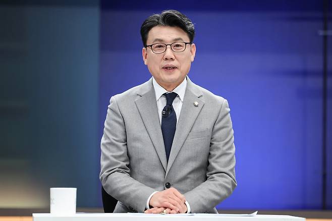 더불어민주당 원내대표 보궐선거에 출마한 진성준 의원이 8일 서울 마포구 상암동 JTBC에서 열린 원내대표 후보자 토론회에서 발언하고 있다. /연합뉴스