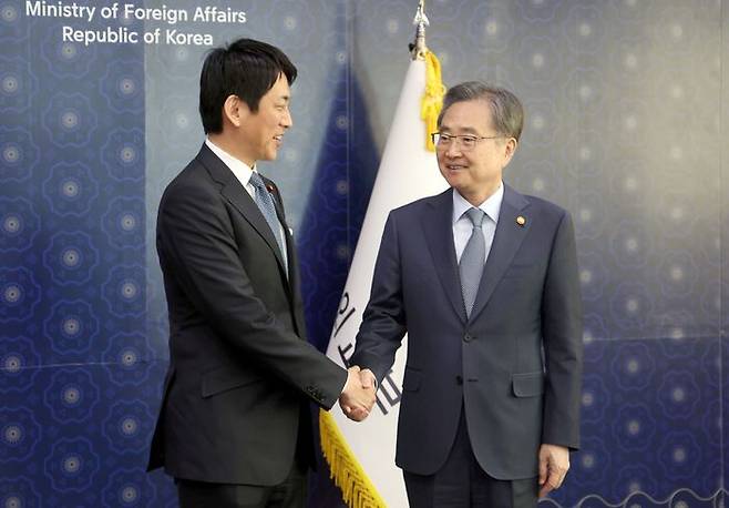 조현 외교부 장관이 8일 서울 종로구 외교부 청사에서 고바야시 다카유키 일본 자민당 정무조사회장을 접견하며 악수하고 있다. ⓒ공동취재