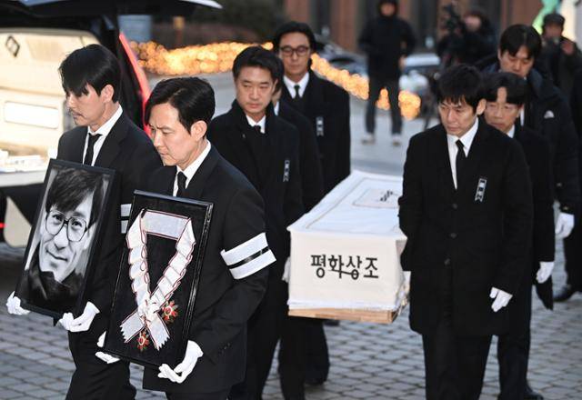 9일 오전 서울 중구 명동성당에서 열리는 故 안성기 장례 미사를 위해 배우 정우성(왼쪽), 이정재를 비롯한 동료 배우들이 성당으로 들어서고 있다. 뉴시스