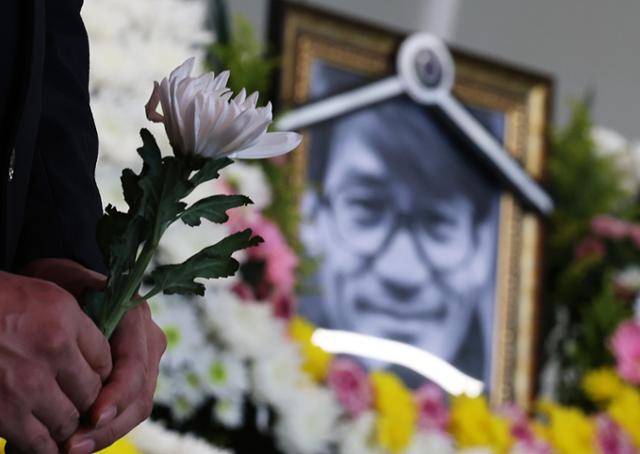 6일 오후 서울 중구 서울영화센터에 마련된 국민배우 고 안성기 시민 추모공간을 찾은 시민들이 고인의 영정에 헌화하고 있다. 충무로 서울영화센터는 오는 8일 오후 6시까지 추모 공간을 운영한다. 뉴스1