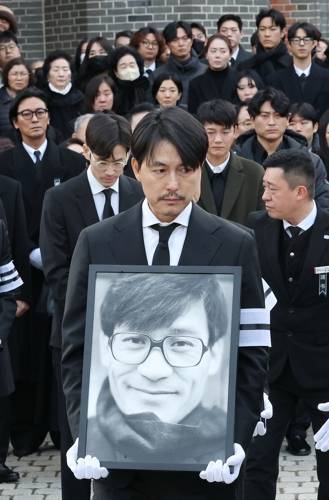 고 안성기 영정 든 정우성. (사진=연합뉴스)