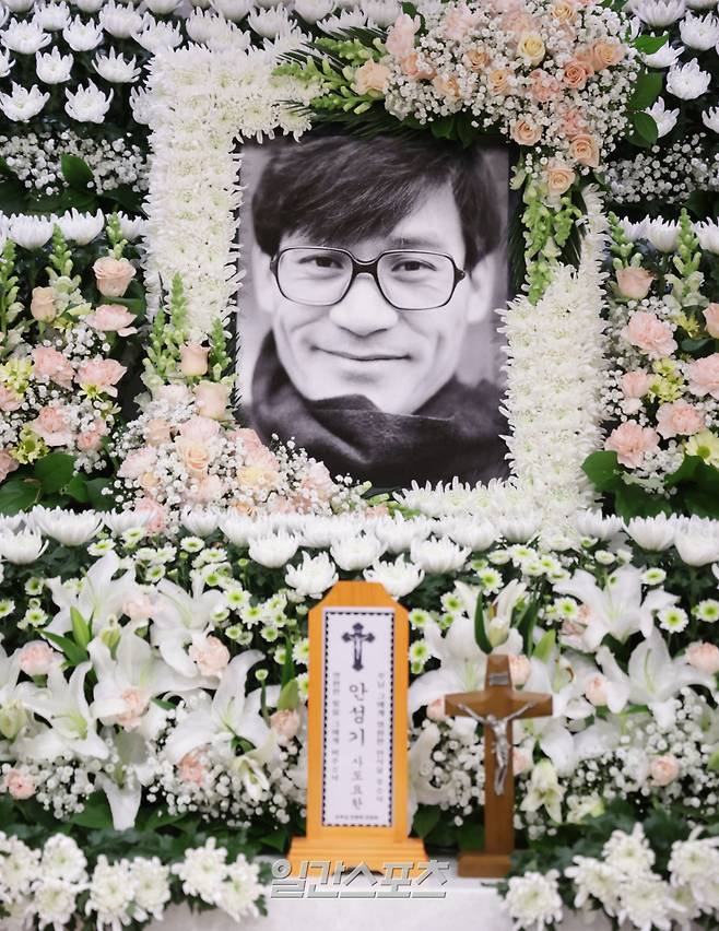 5일 고(故) 안성기 배우의 빈소가 마련된 서울성모병원 장례식장에 연예계 및 각계에서 보낸 근조화환이 놓여 있다. <사진=사진공동취재단>