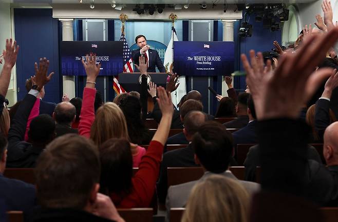 현지시간 8일, JD밴스 부통령이 백악관에서 직접 브리핑을 진행하고 있다. 로이터=연합뉴스