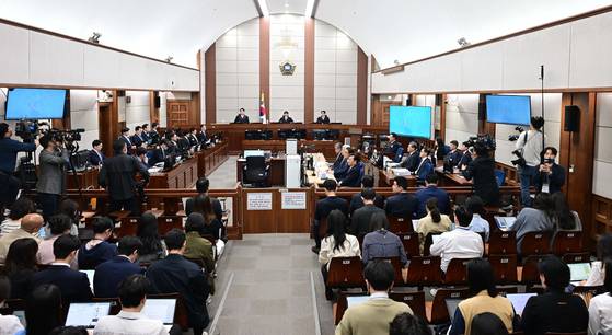 12·3 비상계엄을 선포해 내란 우두머리 혐의로 재판에 넘겨진 윤석열 전 대통령이 지난해 4월 21일 오전 서울 서초구 서울중앙지법 417호 법정에 앉아 재판 시작을 기다리고 있다. 뉴스1