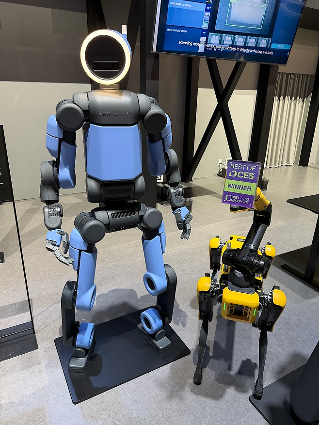 Hyundai Motor Group’s next-generation electric Atlas humanoid (left) and four-legged robot Spot (Hyundai Motor Group)