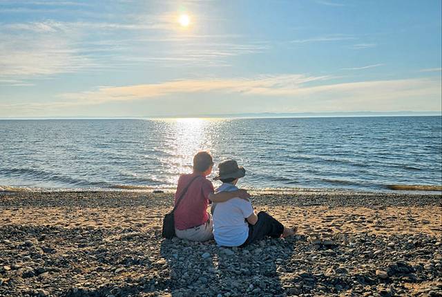 2024년 7월 15일 러시아 남바이칼 호숫가에서 윤 전 청장과 부인 송익순 씨가 석양을 바라보는 모습. 윤영선 전 관세청장 제공