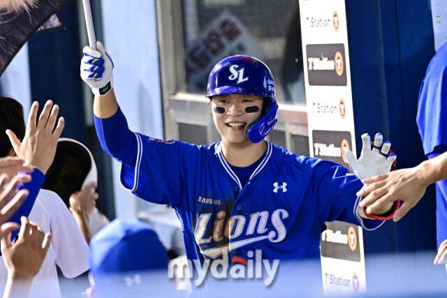 26일 서울 잠실야구장에서 열린 '2025 신한 SOL BANK KBO리그' 삼성 라이온즈와 두산 베어스 경기. 삼성 박승규가 7회초 첫 타자로 나와 솔로포를 친 후 기뻐하고 있다./마이데일리