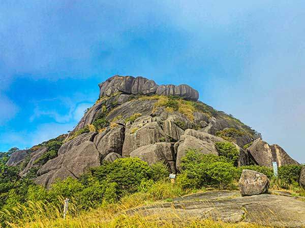정상의 바위 소. 둥근 봉분 같은 바위에 얹힌 듯한 것이, 소가 누운 듯한 모습이라 석우산 이름이 유래한다.