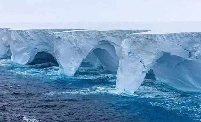 드론으로 촬영한 A23a의 모습으로 파도가 만들어낸 터널 같은 형상이 보인다