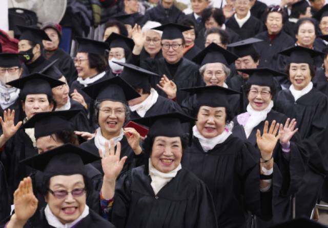 경기도 안양시 동안노인복지회관에서 열린 '노인대학 제29기 졸업식'에서 학사모를 쓴 어르신들이 손을 흔들고 있다. 연합뉴스