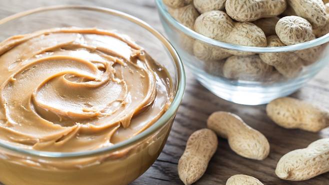 땅콩을 직접 섭취하기 힘들다면 땅콩버터를 먹는 것도 비타민 E 섭취에 도움이 된다 | 출처: 클립아트코리아