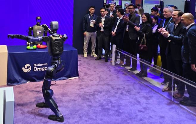 퀄컴의 CES 2026 전시관에서 베트남 로봇 회사 빈 모션의 휴머노이드 로봇 '모션2'가 권투 자세를 취하며 관람객들의 호응을 이끌어내고 있다. 이 로봇에는 퀄컴의 피지컬 AI용 AP 드래곤윙이 탑재돼 있다. 사진=강해령 기자