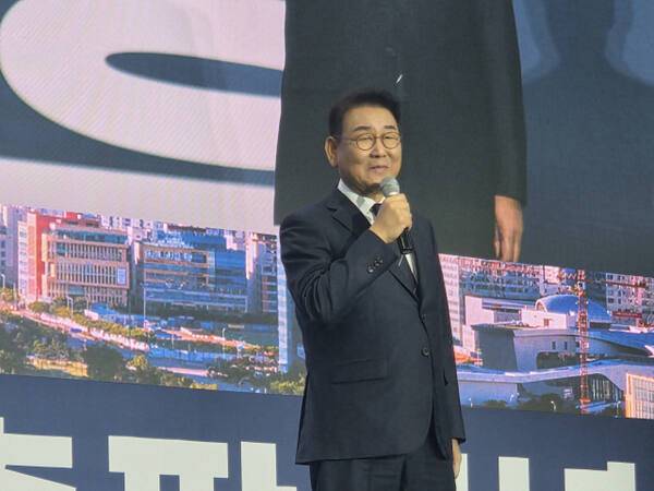 김교흥 국회의원(인천 서구갑)이 10일 인천 선학체육관에서 ‘김교흥의 길’ 출판기념회에서 인천의 도시 비전에 대해 설명하고 있다. 박귀빈기자