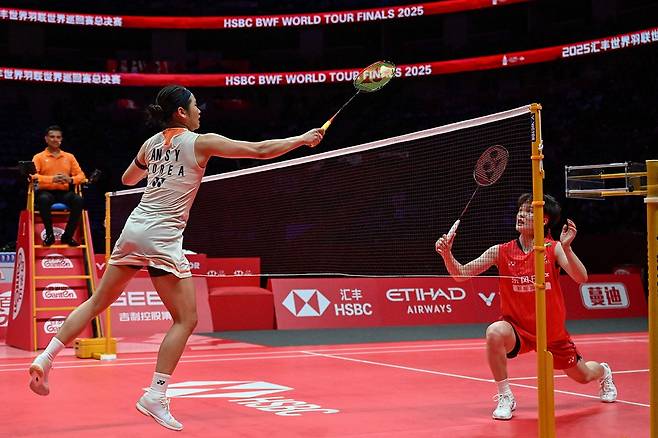 안세영(왼쪽)이 중국의 왕즈이와 오는 11일 말레이시아 쿠알라룸푸르에서 2026 세계배드민턴연맹(BWF) 월드투어 슈퍼 1000 말레이시아 오픈 결승에서 격돌한다. 사진 연합뉴스