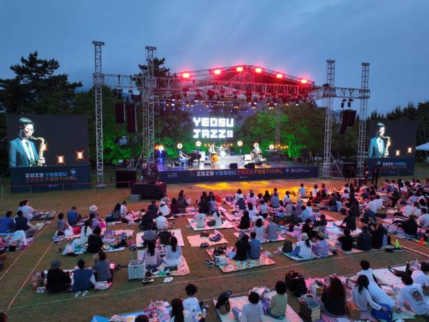 지난해 6월 여수시 예술의 섬 장도 잔디광장에서 '2025 여수 재즈페스티벌 in 장도'가 개최되고 있다. 여수시 제공