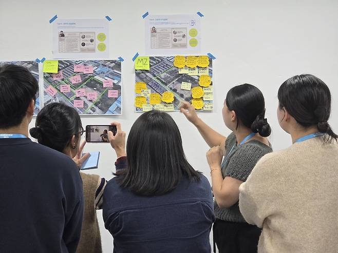 ▲ 구미 문화산단 청년 디자인 리빙랩에서 활발한 토의가 펼쳐지고 있다.