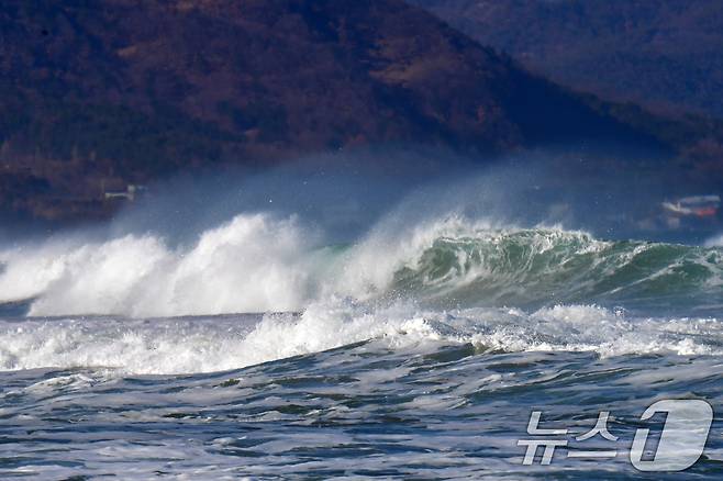 11일 깅풍주의보가 발령된 경북 포항시 북구 흥해읍 용한리 앞 바다에서 높은 파도가 밀려들고 있다. 2026.1.11/뉴스1 ⓒ News1 최창호 기자