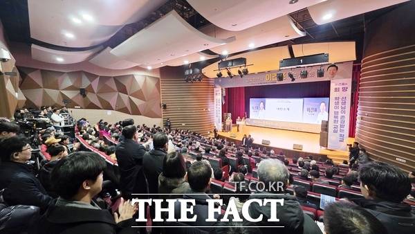 이건표 희망교육포럼 대표(운동을 사랑하는 사람들의 모임 회장)가 1월 10일 대전 서구문화원 아트홀에서 저서 '이건표의 희망교육' 출판기념회를 개최한 가운데 전현직 교장·교원들이 대거 참석해 힘을 실었다. /선치영 기자