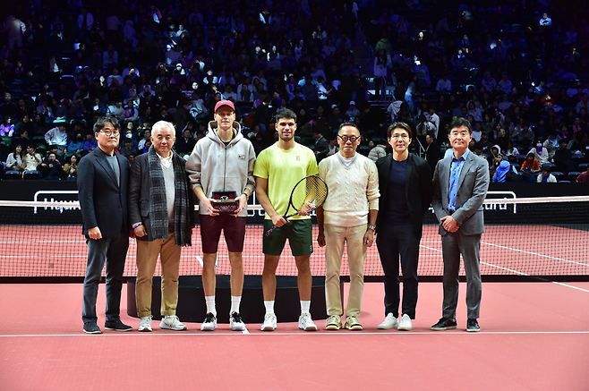 슈퍼매치 시상식에 참가한 현대카드 정태영 부회장과 주원홍 대한테니스협회장, 알카라스, 신네르. 이성환 세마 스포츠마케팅 대표 등 주요 인사.