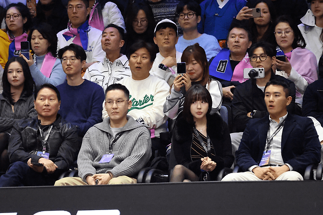 알카라스와 신네르 경기를 지켜보는 SK그룹 최태원 회장. 최 회장은 평소 테니스를 즐기는 애호가로 알려졌다. 세마 스포츠마케팅 제공.