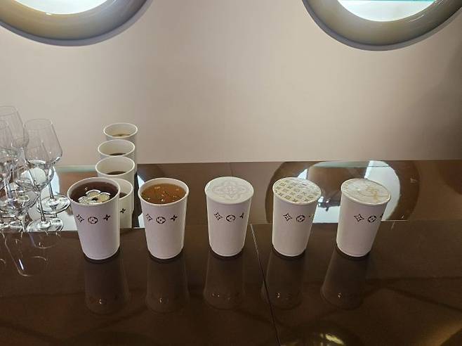 바(Bar) 공간에서 즐길 수 있는 카페 메뉴. 루이비통 모노그램 디자인을 활용했다. 박재현 기자