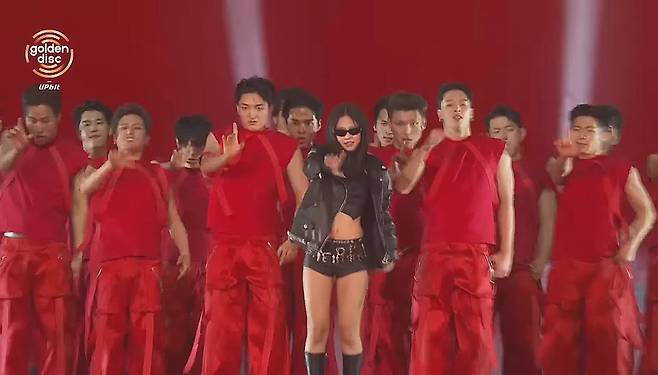 제니가 강렬한 퍼포먼스와 함께 ‘like JENNIE’ 무대를 하고 있다./‘제40회 골든디스크어워즈 with 업비트’ 방송 화면 캡처