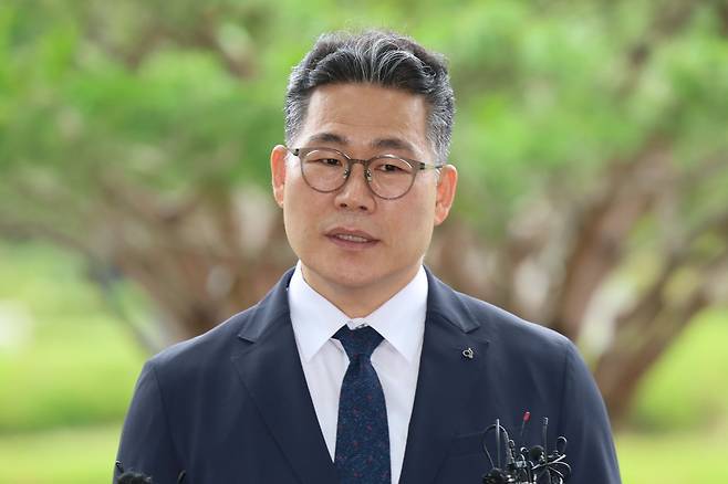 백해룡 전 영등포경찰서 형사과장(경정)이 임은정 동부지검장과 비공개 면담을 위해 17일 서울 송파구 서울동부지방검찰청으로 들어가며 취재진 질의에 답하고 있다. 2025.07.17 서울=뉴시스