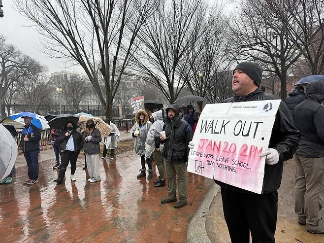 10일(현지시각) 미국 워싱턴 라파예트 광장에서 열린 미국 이민세관단속국(ICE)에 반대하는 시위. 워싱턴/김원철 특파원