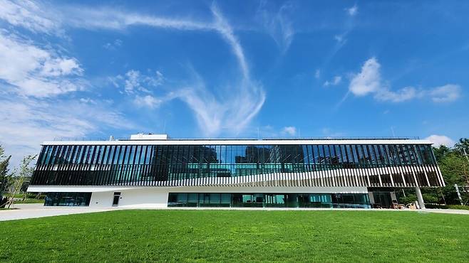 경기 파주시 문산도서관 전경. 이동 약자 등을 고려해 완만하게 설계된 경사면 통로가 건물 구조에 반영된 모습이다. 문산도서관 제공