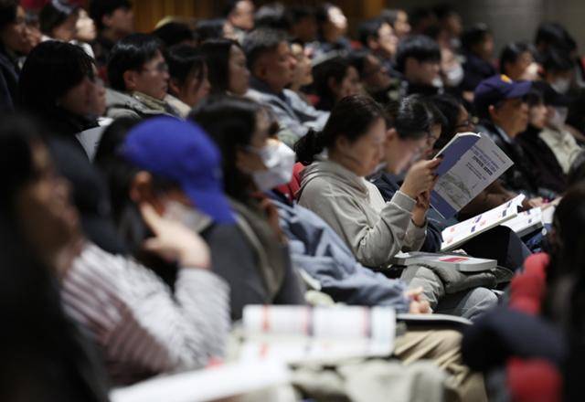 지난달 13일 서울 성북구 고려대학교 인촌기념관에서 열린 서울시교육청 교육연구정보원, 2026 대입 정시모집 대비 진학지도 설명회에서 학부모 등 참석자들이 자료를 살펴보고 있다. 뉴시스