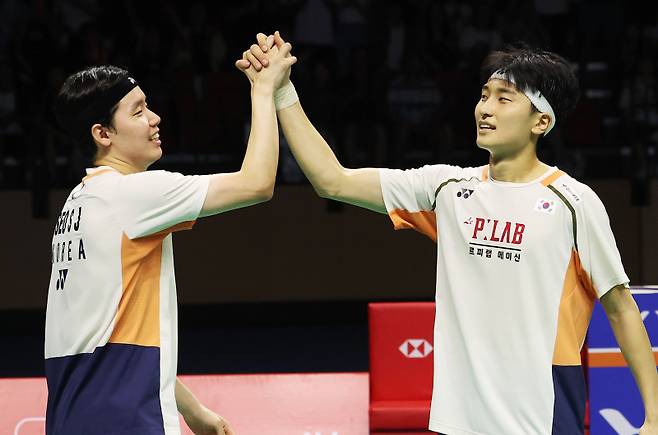 <yonhap photo-7465="">(수원=연합뉴스) 홍기원 기자 = 28일 경기도 수원체육관에서 열린 세계배드민턴연맹(BWF) 월드투어 슈퍼 500 코리아오픈 남자복식 결승에서 인도네시아의 파자르 알피안-무하마드 쇼히불 피크리 조에 승리하며 우승을 차지한 김원호와 서승재가 기뻐하고 있다. <저작권자 ⓒ 1980~2025 ㈜연합뉴스. 무단 전재 재배포 금지, AI 학습 및 활용 금지></yonhap>