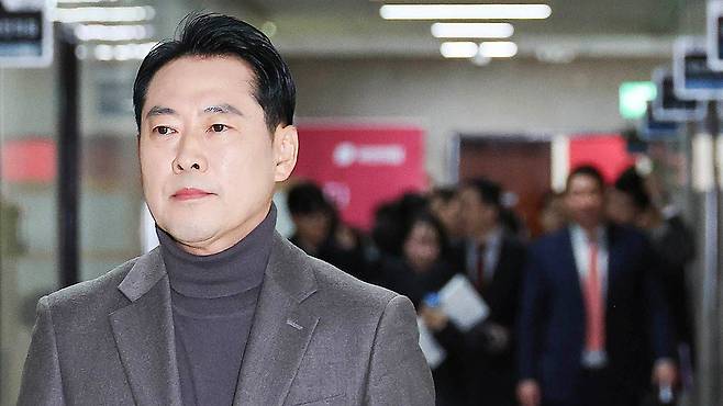 장동혁 국민의힘 대표가 8일 오전 국회에서 최고위원회의를 마치고 이동하고 있다. 임현동 기자