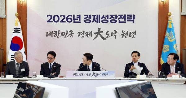 이재명 대통령이 지난 9일 청와대에서 열린 경제성장전략 국민보고회에서 류진 한국경제인협회장과 대화하고 있다. 왼쪽부터 류진 한국경제인협회장, 김민석 국무총리, 이 대통령, 구윤철 부총리 겸 재정경제부 장관, 김기문 중소기업중앙회장. 연합뉴스