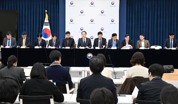 이형일(왼쪽에서 여섯 번째) 재정경제부 차관이 지난 5일 정부세종청사에서 브리핑을 갖고 '2026년 경제성장전략'의 주요 내용을 설명하고 있다. 재경부 제공