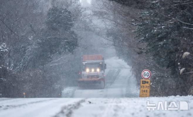 제주도 산지에 대설특보가 발효된 지난 2일 오전 제주시 노형동 어승생 삼거리 인근 도로에서 제설차가 눈을 치우고 있다. /사진=뉴시스