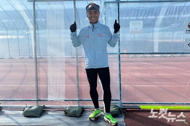 '비닐 트랙'에서 만난 김진규씨. 풀코스(42.195km)를 16번이나 3시간 안에 완주한 실력자다. 이우섭 기자