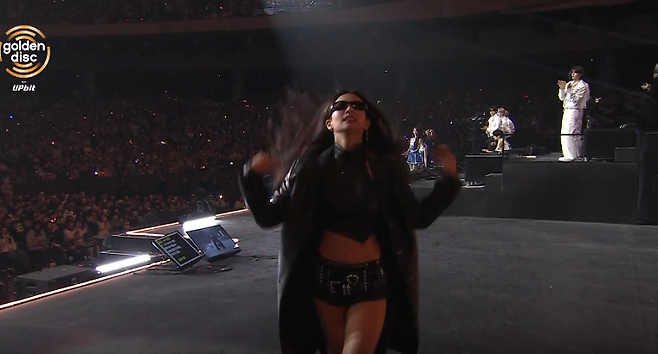 가수 제니(JENNIE)가 지난 10일 열린 '제40회 골든디스크어워즈'에서 아티스트 대상 수상자로 호명된 뒤 무대로 향하고 있다. '제40회 골든디스크어워즈' 방송 캡처