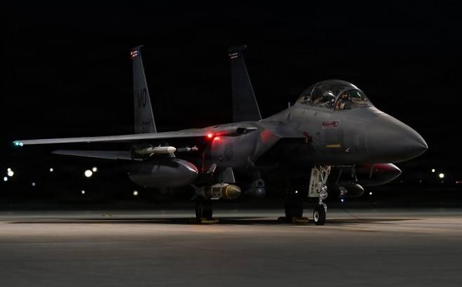 미 중부사령부(CENTCEOM)가 엑스(X·옛 트위터)에 공개한 영상 속 미 공군 F-15E 스트라이크 이글 전투기가 500파운드급 정밀유도폭탄을 탑재한 채 야간 공습 임무를 준비하고 있다. F-15E는 장거리 정밀타격과 야간 작전에 특화된 미 공군의 주력 전투기로, 이번 시리아 IS 공습에 투입됐다. ⓒ미 중부사령부 엑스