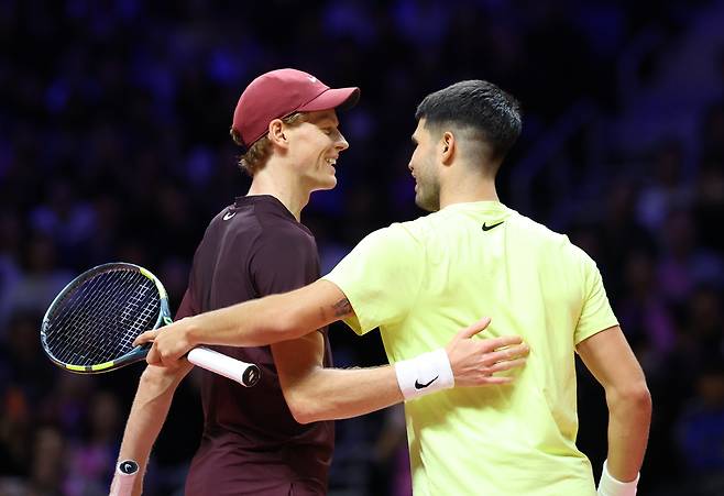 10일 인천 인스파이어 아레나에서 열린 현대카드 슈퍼매치14. 경기를 마친 알카라스(오른쪽)와 신네르가 인사를 하고 있다. 2026.1.10 hama@yna.co.kr 연합뉴스