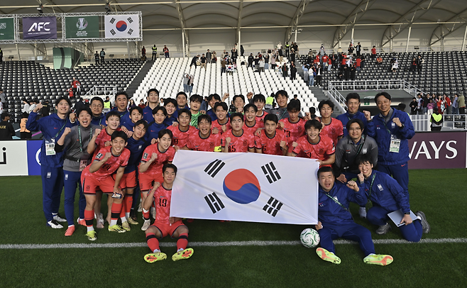 한국 23세 이하(U-23) 축구대표선수들이 10일 사우디아라비아 리야드 알샤바브 클럽 스타디움에서 열린 2026 AFC U-23 아시안컵 조별리그 C조 2차전에서 레바논을 4-2로 꺾은 뒤 기념 사진을 찍고 있다. 대한축구협회
