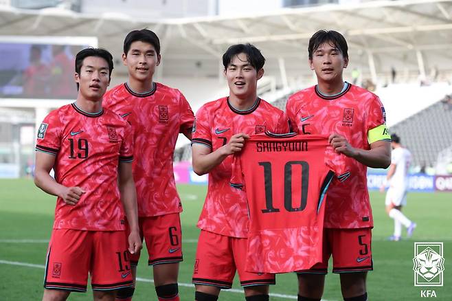 10일 레바논과의 2025 AFC U-23 아시안컵 조별리그 2차전 득점 이후 부상으로 이탈한 강상윤 유니폼을 들어올리는 세리머니를 펼친 U-23 대표팀 선수들. /사진=대한축구협회 제공