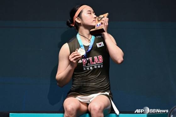 안세영이 11일(한국시간) 말레이시아 쿠알라룸푸르 아시아타 아레나에서 열린 '2026 세계배드민턴연맹(BWF) 월드 투어 슈퍼 1000 말레이시아오픈' 여자 단식 우승 후 트로피에 입맞춤하고 있다. /AFPBBNews=뉴스1