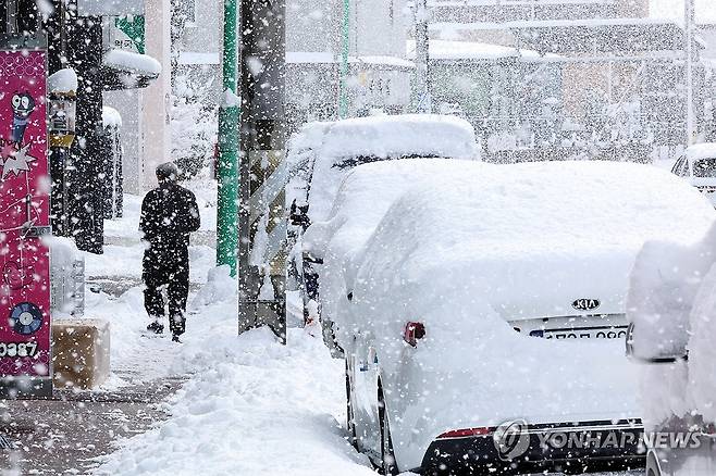 끝없이 내리는 눈 (무안=연합뉴스) 김혜인 기자 = 대설경보가 발효된 11일 전남 무안군 일로읍 한 거리에서 주민이 눈을 맞으며 걸어가고 있다. 2026.1.11 in@yna.co.kr