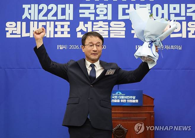 민주당 원내대표에 한병도 당선 (서울=연합뉴스) 이동해 기자 = 11일 국회에서 열린 제2기 원내대표 선출을 위한 의원총회에서 신임 원내대표로 당선된 한병도 의원이 정청래 대표로부터 꽃다발을 받고 기념촬영을 하고 있다. 2026.1.11 eastsea@yna.co.kr