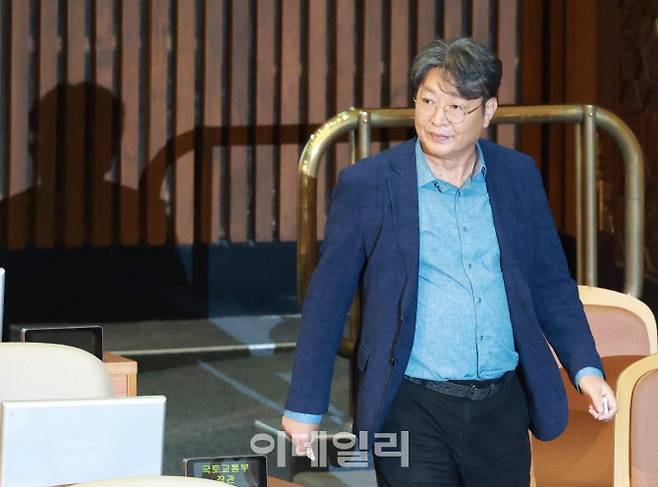 이춘석 의원이 지난해 8월 5일 오후 서울 여의도 국회 본회의에서 방송법 일부개정법률안(대안)에 대한 무제한토론 종결동의의 건에 대해 투표하고 있는 모습.(사진=노진환 기자)