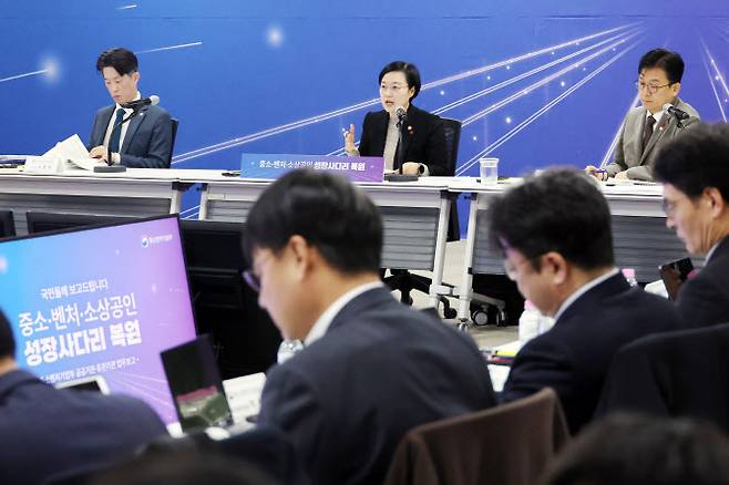 한성숙 중소벤처기업부 장관이 12일 세종컨벤션센터에서 열린 산하기관 업무보고에서 발언하고 있다.(사진=연합뉴스)