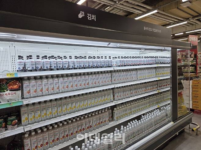 ‘김치’ 매대에 김치 대신 심플러스 음료가 가득 채워져 있다. 한쪽 구석에 CJ ‘썰은 배추김치’만 남아 있다. (사진=한전진 기자)